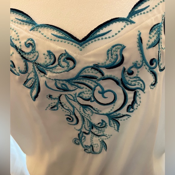 WHITE HOUSE BLACK MARKET White with Turquoise Embroidered Flowers Top - Picture 3 of 10